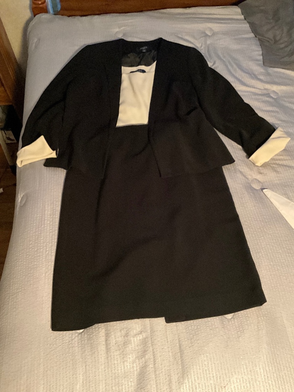Jones Wear 3 piece suit black with cream color shirt size 12
